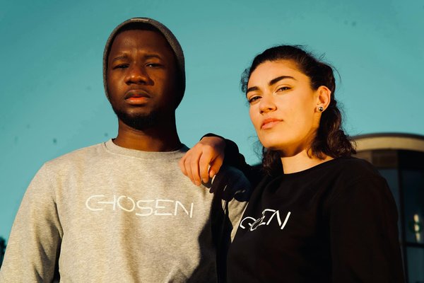 What Are the Best Simple Outerwear Pieces for Layering in Transitional Weather?